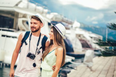 Deniz tatil Yatlar yakınındaki yürüyüş yolcuları birkaç. Erkek ve kadın mutlu turist. 