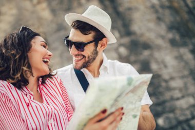 Turist çift zevk gezi ve harita kullanarak şehri keşfetmek.