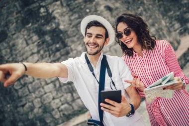 Turist çift zevk gezi ve harita kullanarak şehri keşfetmek.