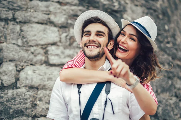 Toeristisch Paar Genieten Van Sightseeing Het Verkennen Van Stad — Stockfoto