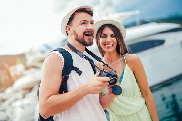 ヨットの近く海リゾートで歩く旅行者のカップル 男と女の幸せ観光客 — ストック写真