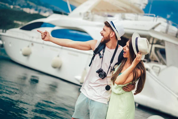 Aantal Reizigers Wandelen Knuffelen Badplaats Buurt Van Jachten — Stockfoto