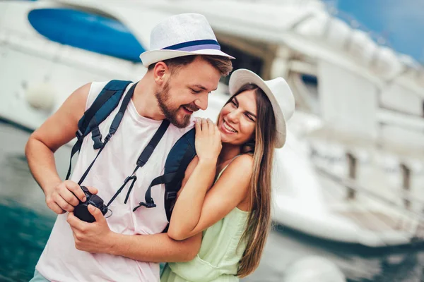 Coppia Viaggiatori Che Camminano Abbracciano Località Balneare Vicino Agli Yacht — Foto Stock