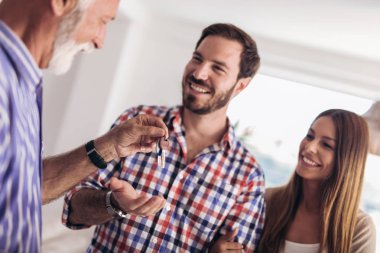 Emlakçı anahtarları müşteriler çift için verilmesi
