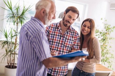 Satılık ev ziyaret Emlakçı ile Çift