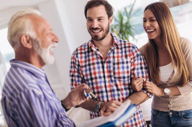 Emlakçı anahtarları müşteriler çift için verilmesi