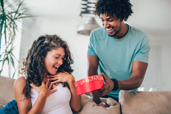 Uomo Africano Che Regalo Sorpresa Rosso Alla Donna Casa — Foto Stock