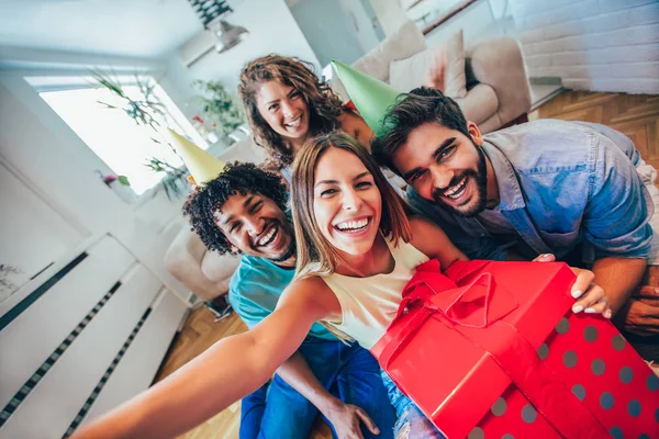 Glückliche Freunde Oder Team Mit Party Accessoires Selfie Machen Und — Stockfoto