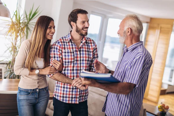 Par Med Fastigheter Agent Besöka Hus Till Salu — Stockfoto