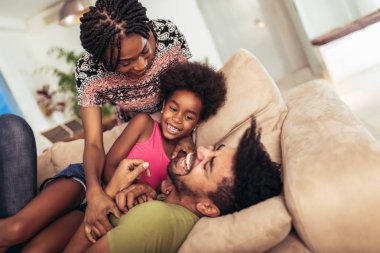 Afro-Amerikan ailesi evde birlikte vakit geçiriyor. Eğleniyorlar.