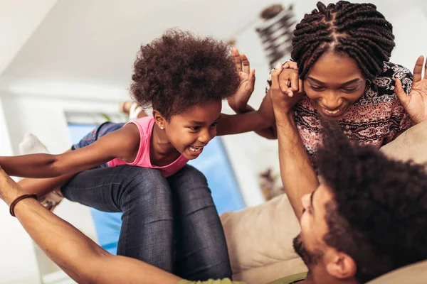 Família Afro Americana Passar Tempo Juntos Casa Eles Estão Divertindo — Fotografia de Stock