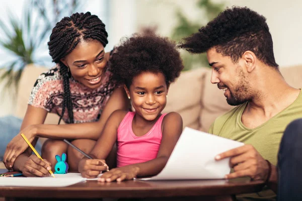 Mamá Papá Dibujando Con Hija Familia Afroamericana Pasando Tiempo Juntos —  Fotos de Stock