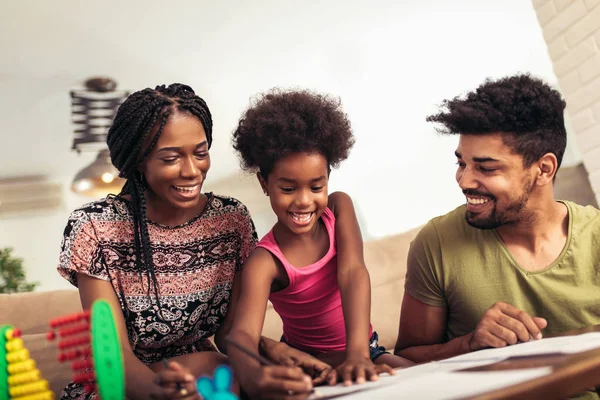 Mamá Papá Dibujando Con Hija Familia Afroamericana Pasando Tiempo Juntos —  Fotos de Stock
