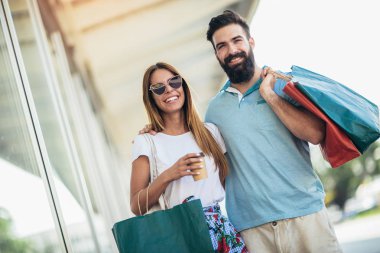 Güzel çift birlikte, alışveriş torbaları tutan genç çift alışveriş keyfini çıkarın