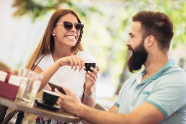 Güzel çift bir tarihte çok ciddiyim