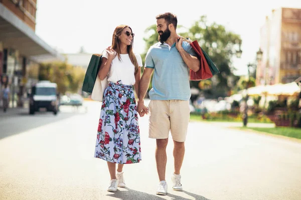 Schönes Paar Genießt Den Einkauf Zusammen Junges Paar Hält Einkaufstüten — Stockfoto