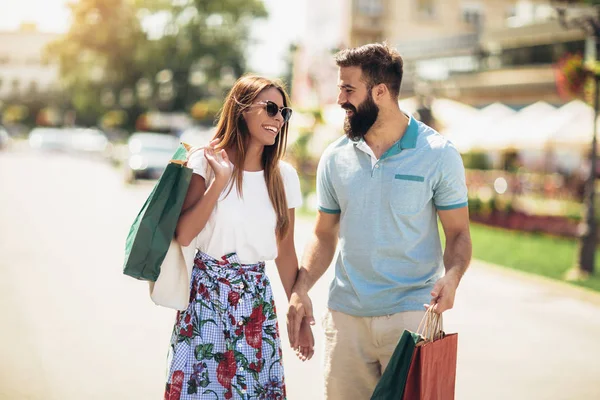 Schönes Paar Genießt Den Einkauf Zusammen Junges Paar Hält Einkaufstüten — Stockfoto