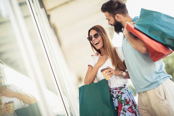 Vackra Par Shoppa Tillsammans Unga Paret Håller Kassar Och Påsar — Stockfoto