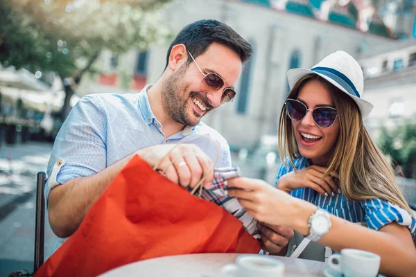 Schönes Liebespaar Sitzt Einem Café Und Genießt Kaffee Und Gespräch — Stockfoto