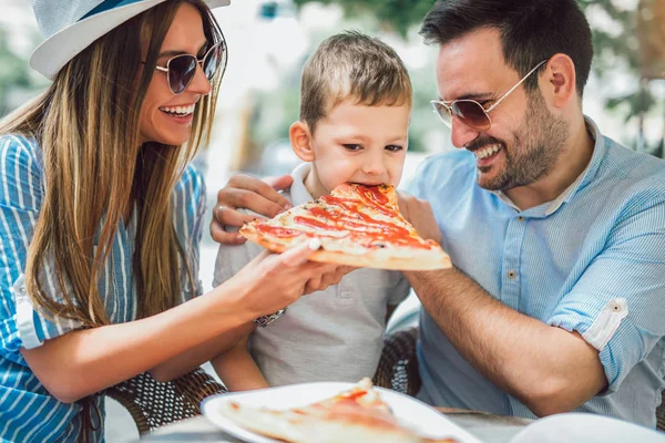 Portræt Lykkelig Familie Tilbringer Tid Pizzeria - Stock-foto