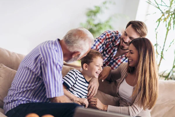 Porträt Einer Drei Generationen Familie Die Zeit Miteinander Hause Verbringt — Stockfoto