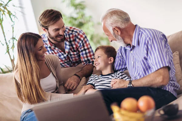 Porträt Einer Drei Generationen Familie Die Zeit Miteinander Hause Verbringt — Stockfoto