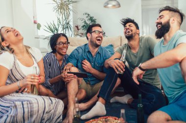 Pizza yiyen bir grup genç arkadaş. Ev partisi. Fast food konsepti..