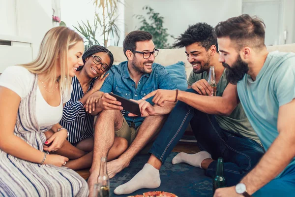 Grupo Jóvenes Amigos Comiendo Pizza Fiesta Casa Concepto Comida Rápida —  Fotos de Stock