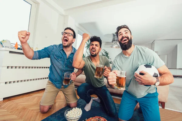 Glückliche Männliche Freunde Die Sport Fernsehen Gucken Und Bier Trinken — Stockfoto