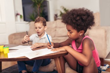 Çok ırklı çocuklar evde çizim