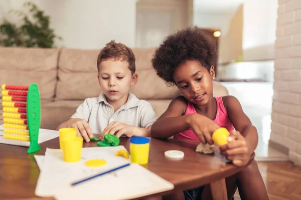 Söta Lilla Barn Gjuta Från Plastilina Bordet Hemma — Stockfoto