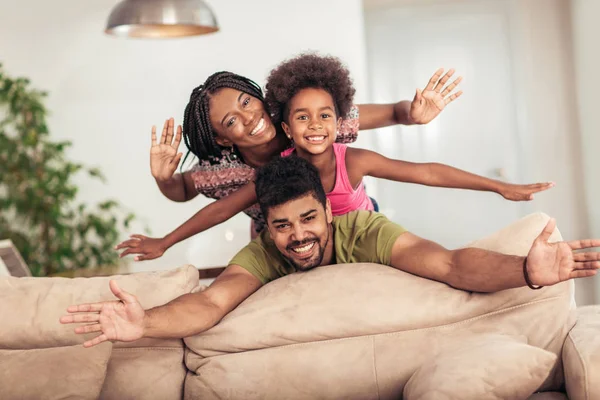 Familia Feliz Posando Sofá Juntos Casa Sala Estar —  Fotos de Stock