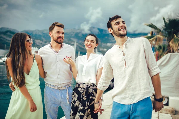 Amigos Caminando Por Puerto Complejo Turístico Marítimo Con Barcos Fondo — Foto de Stock