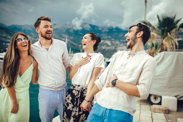 Друзья Гуляющие Гавани Туристического Морского Курорта Фоне Лодок — стоковое фото