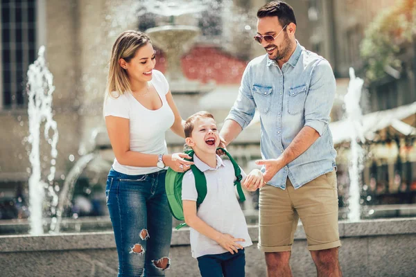 Junge Eltern Bringen Ihr Kleines Kind Zur Schule — Stockfoto