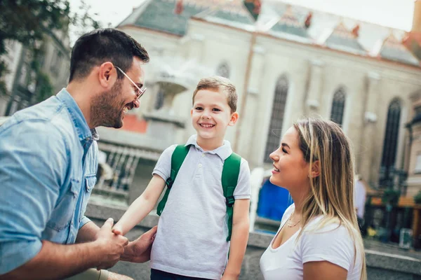 Les Jeunes Parents Emmènent Leur Petit Enfant École — Photo