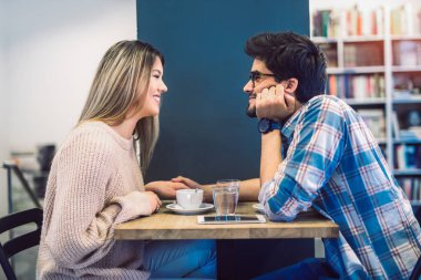 Genç çift birbirleri ile harcama zaman zevk Cafe