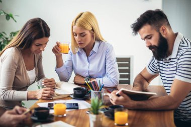Öğrencilerin çalışma evde grubudur. Öğrenme ve üniversite sınavına hazırlanıyor.