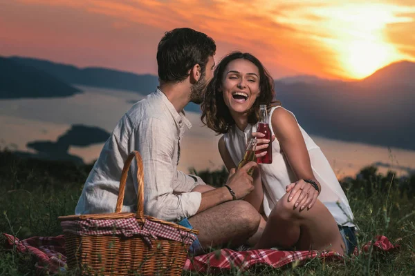 Ritratto Giovane Coppia Data Picnic Bel Tramonto Sulla Baia Boka — Foto Stock