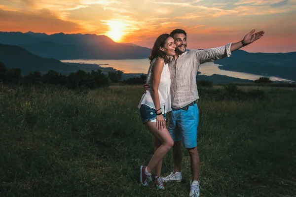 Portret Van Een Jong Koppel Picknick Datum Prachtige Zonsondergang Boka — Stockfoto