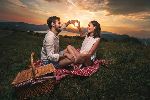 Portrett Ungt Par Piknik Date Vakker Solnedgang Boka Bay – stockfoto