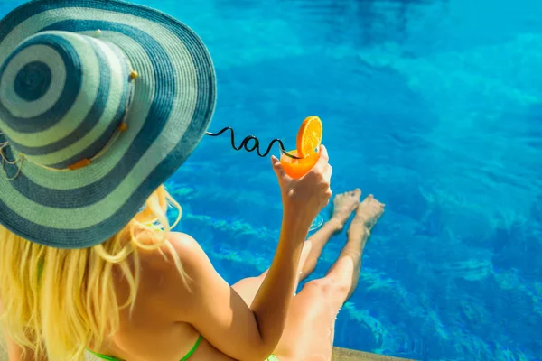 Mulher Chapéu Segurando Coquetel Arrepiante Perto Piscina — Fotografia de Stock