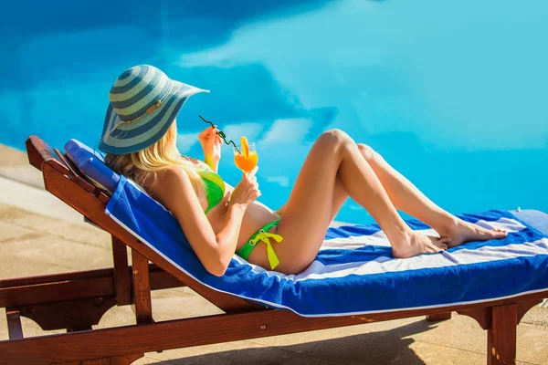 Mujer Sombrero Celebración Cóctel Refrigerante Cerca Piscina Silla Cubierta Longitud — Foto de Stock