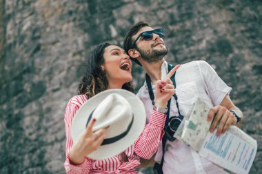 Turist çift şehri geziyor ve geziyor.