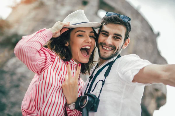Mutlu genç çift selfie birlikte yapmak ve gülümseyerek.
