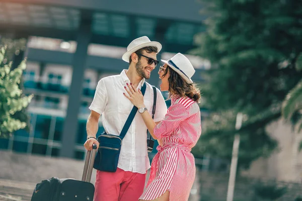 Sorridente Coppia Giovani Viaggiatori Cerca Hotel — Foto Stock