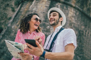 Turist çift şehri geziyor ve geziyor.