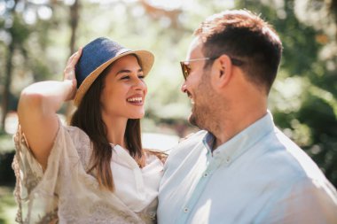 Eğleniyor ve açık havada birlikte gülen genç Çift