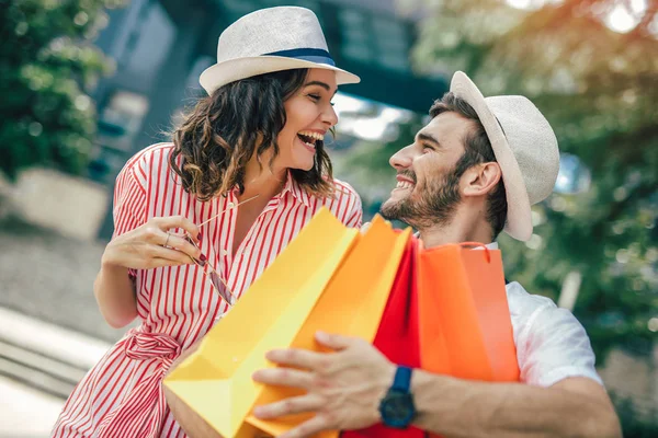 Paar Vergnügt Sich Freien Beim Gemeinsamen Einkaufen — Stockfoto