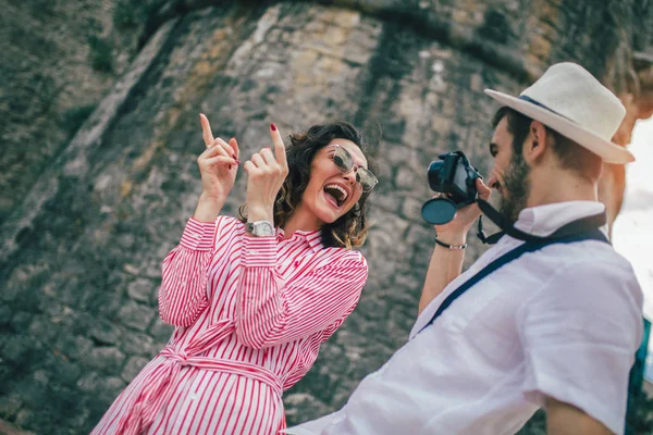 Turist Iki Gezi Şehri Keşfetmek Keyif Mutlu Turistler Fotoğraf Çekme — Stok fotoğraf